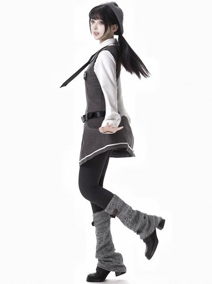 Robe en tricot gris foncé style preppy, sans manches, au-dessus du genou, avec ceinture à boucle