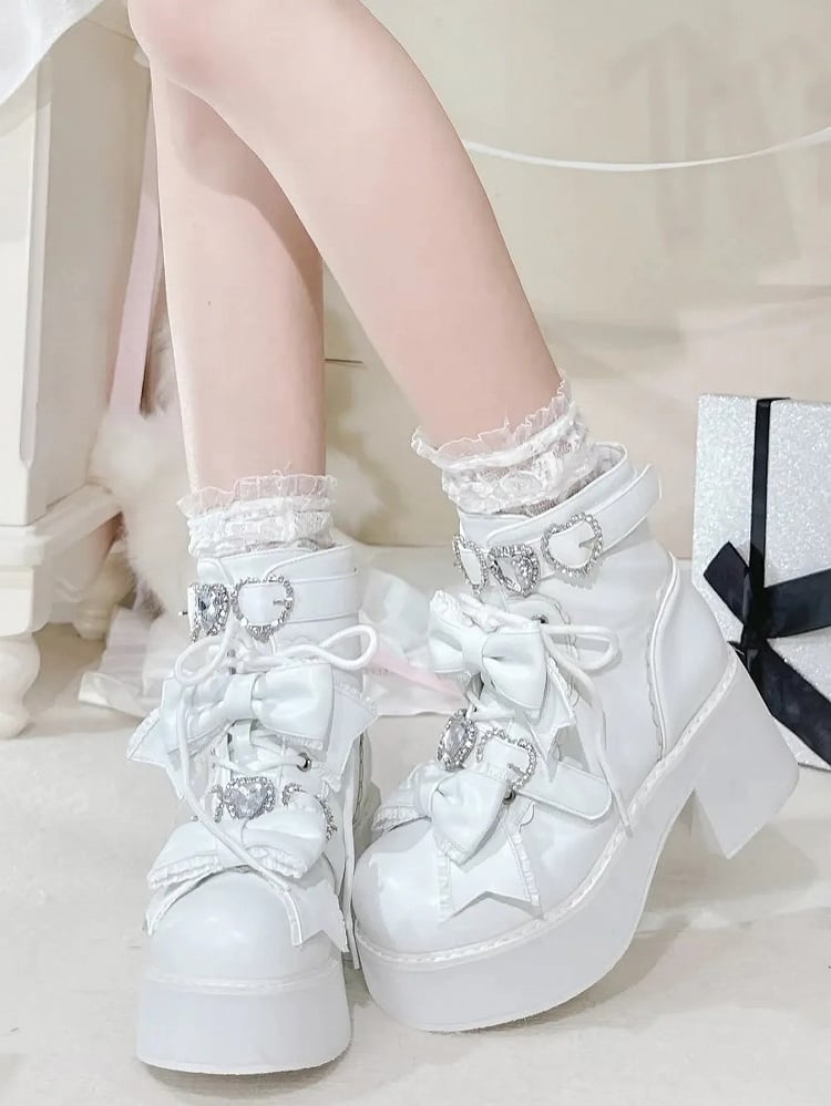 Mattweiße Jirai-Stiefel mit Schnürung und Kei-Schnallen, Sweetheart-Ausschnitt und Strasssteinen