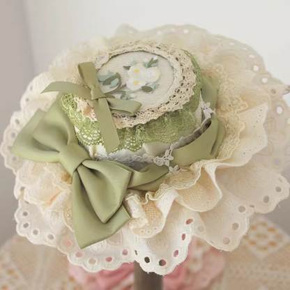 Chapeau haut de forme à bordure en dentelle et broderie florale