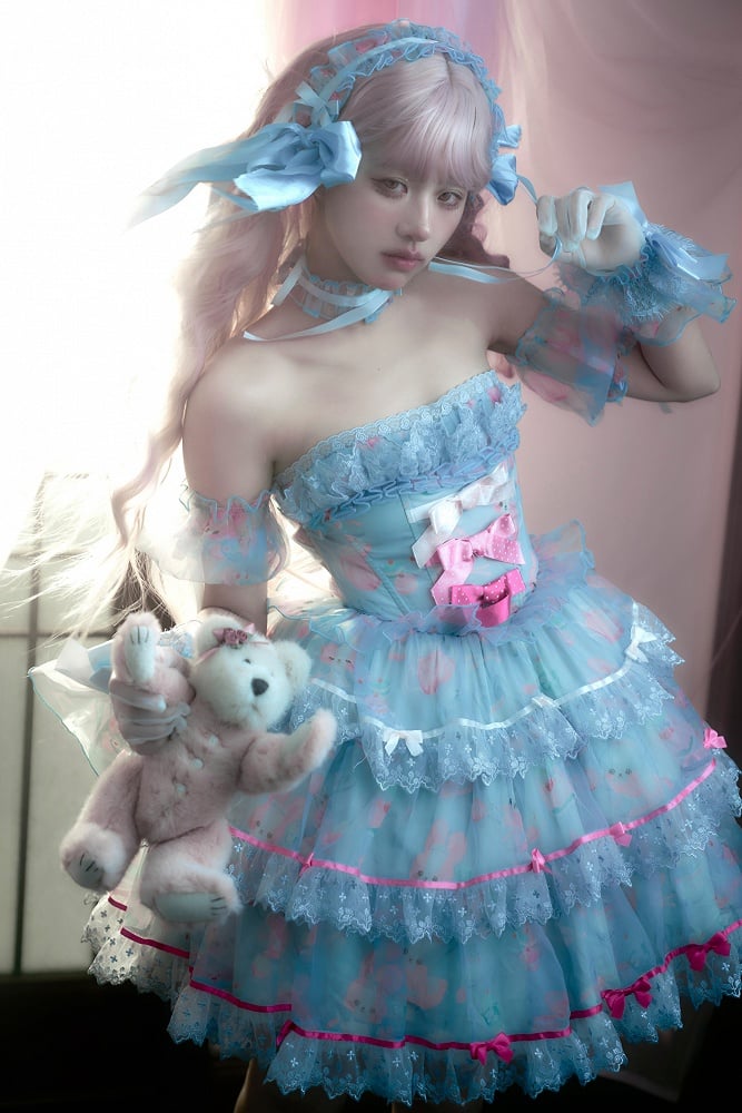 Robe bleue à armatures avec jupe à volants décorée de nœuds en satin et de lapin mignon