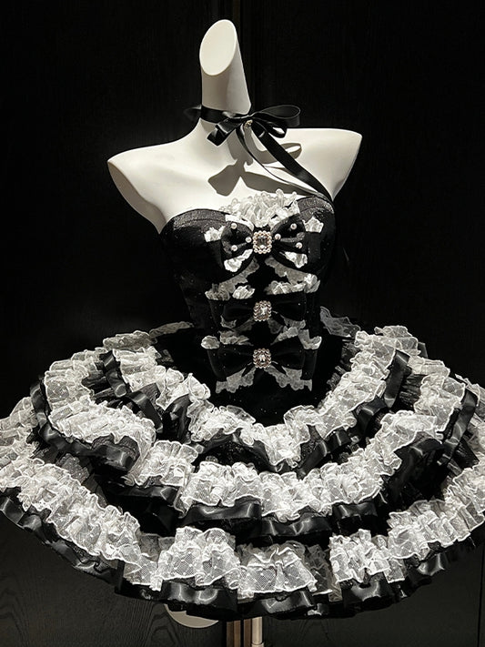 Robe bustier princesse d'anniversaire avec corsage décoré de nœuds noirs et jupe superposée