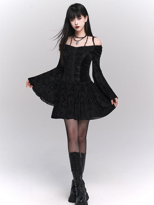 Robe gothique noire en velours à épaules dénudées, manches cloche et bordure en dentelle