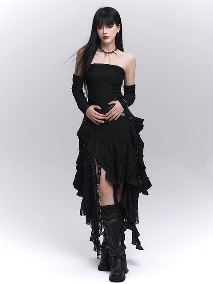 Asymmetrisches trägerloses Kleid mit schwarzen, frei fallenden Rüschen