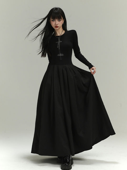Robe noire gothique moulante à dos nu/dos couvert et col rond