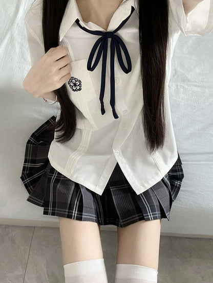 Weißes Blumenuniformhemd im Stil JK mit kurzen Faltendetails und Stickereiärmeln