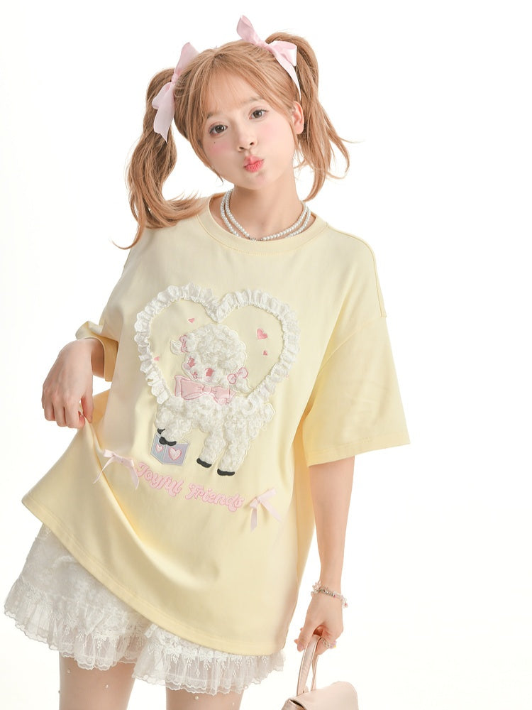 Gelbes, lockeres T-Shirt mit Lamm-Applikationen und Rüschenherzen in Creme