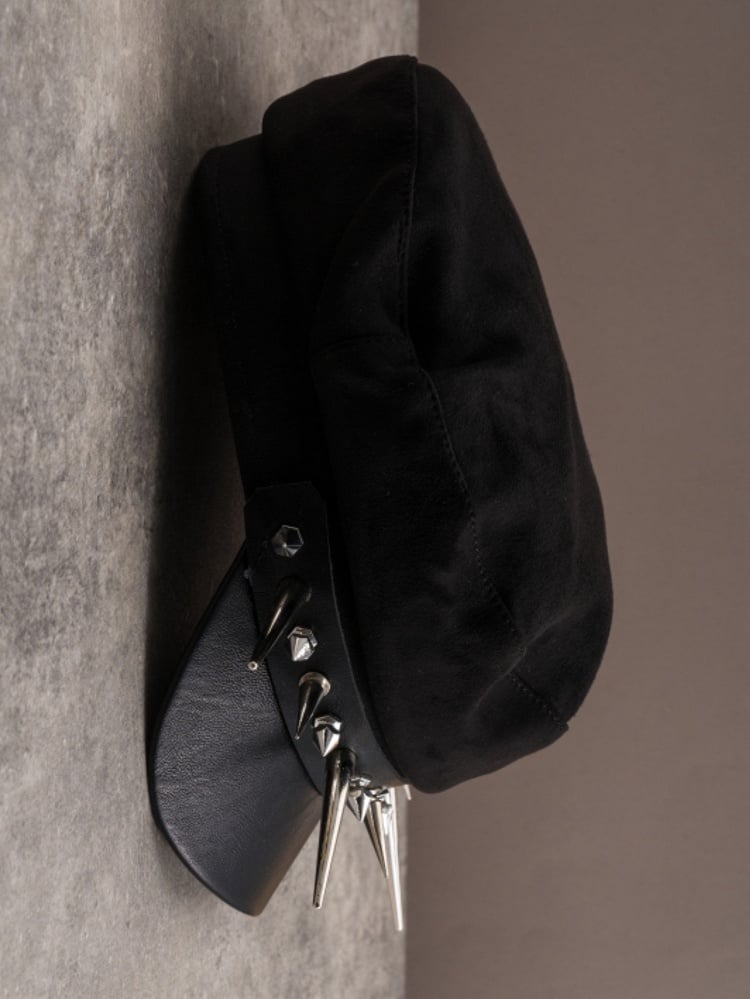 Gothic Baskenmütze mit Nieten in Schwarz
