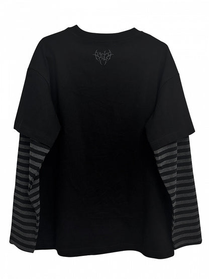 Schwarzes T-Shirt mit Grafik und gestreiften Ärmeln im Emo-Punk-Girl-Stil