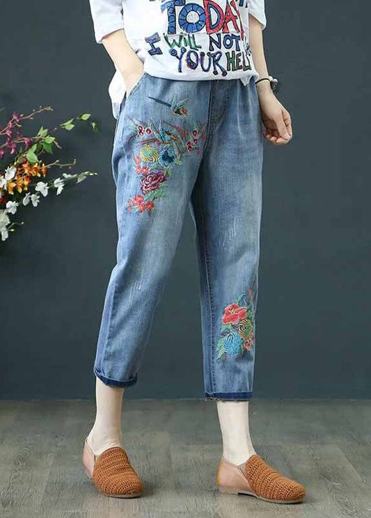 Sommerblaue lässige zerrissene Denimhose mit Stickerei