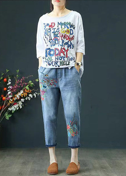 Sommerblaue lässige zerrissene Denimhose mit Stickerei