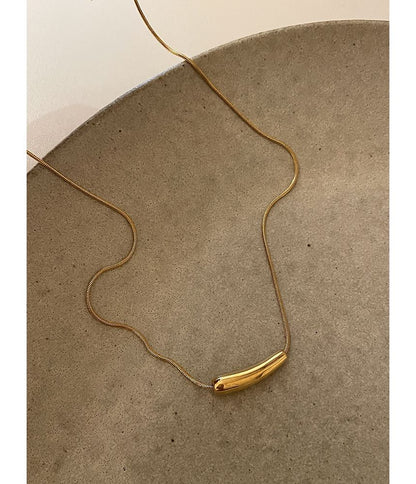 Halskette mit geschwungenem Anhänger