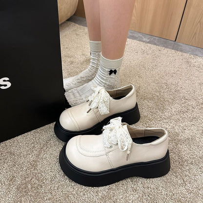 Plateauschuhe mit Schnürung und Einsätzen