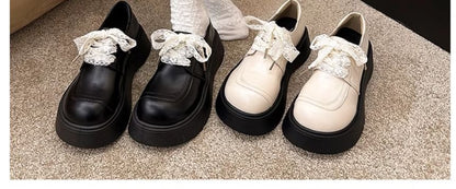Plateauschuhe mit Schnürung und Einsätzen