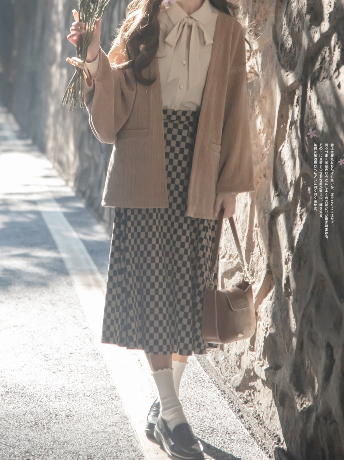 Jupe veste en mousseline rétro + jupe à carreaux en ruban et plumes foncées + broche Showa Note Gris cerise