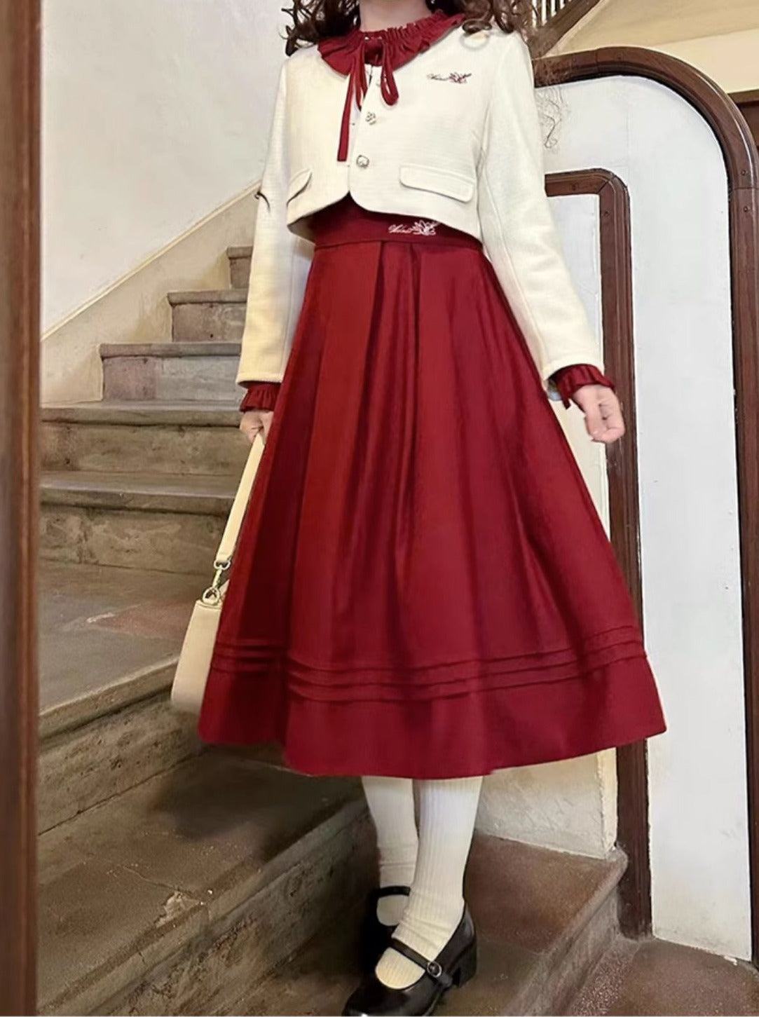 Veste courte blanche élégante avec logo rétro et taille basse