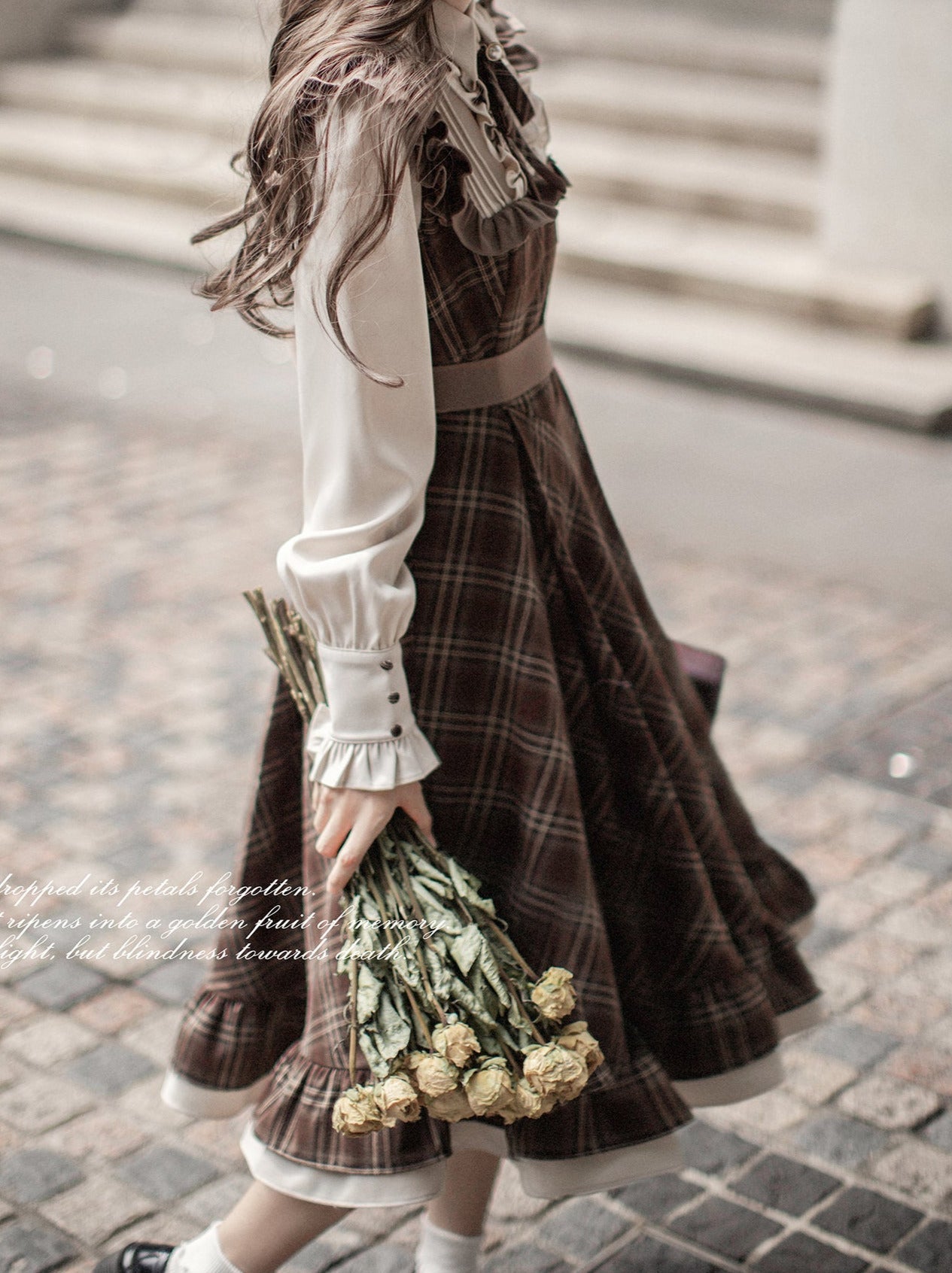 Robe rétro sans manches avec volume perlé et ceinture superposée, manteau à carreaux classique et accessoire en ruban marron