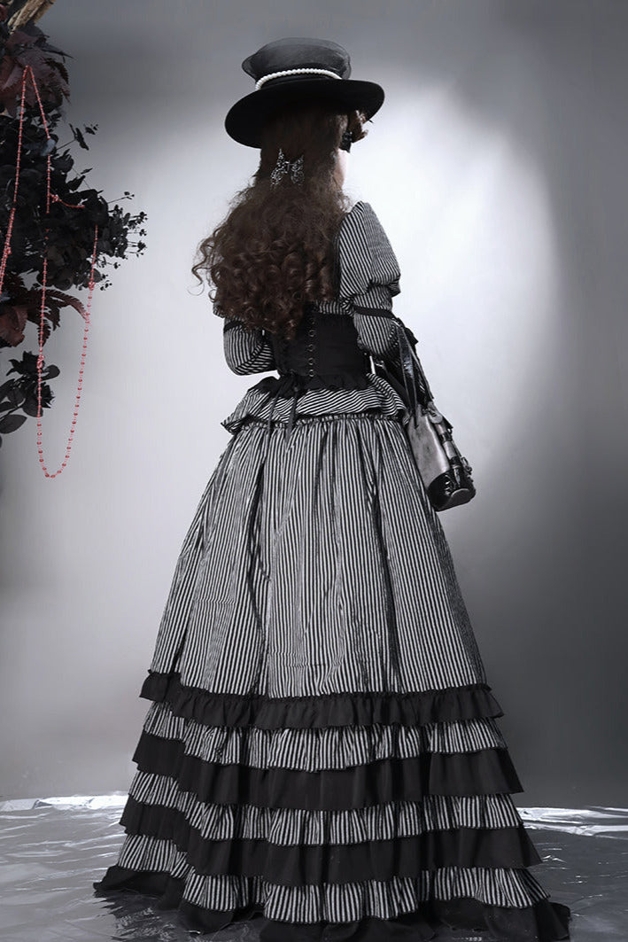striped shirt Dark + skirt gusset-sleeved corset Reservations
