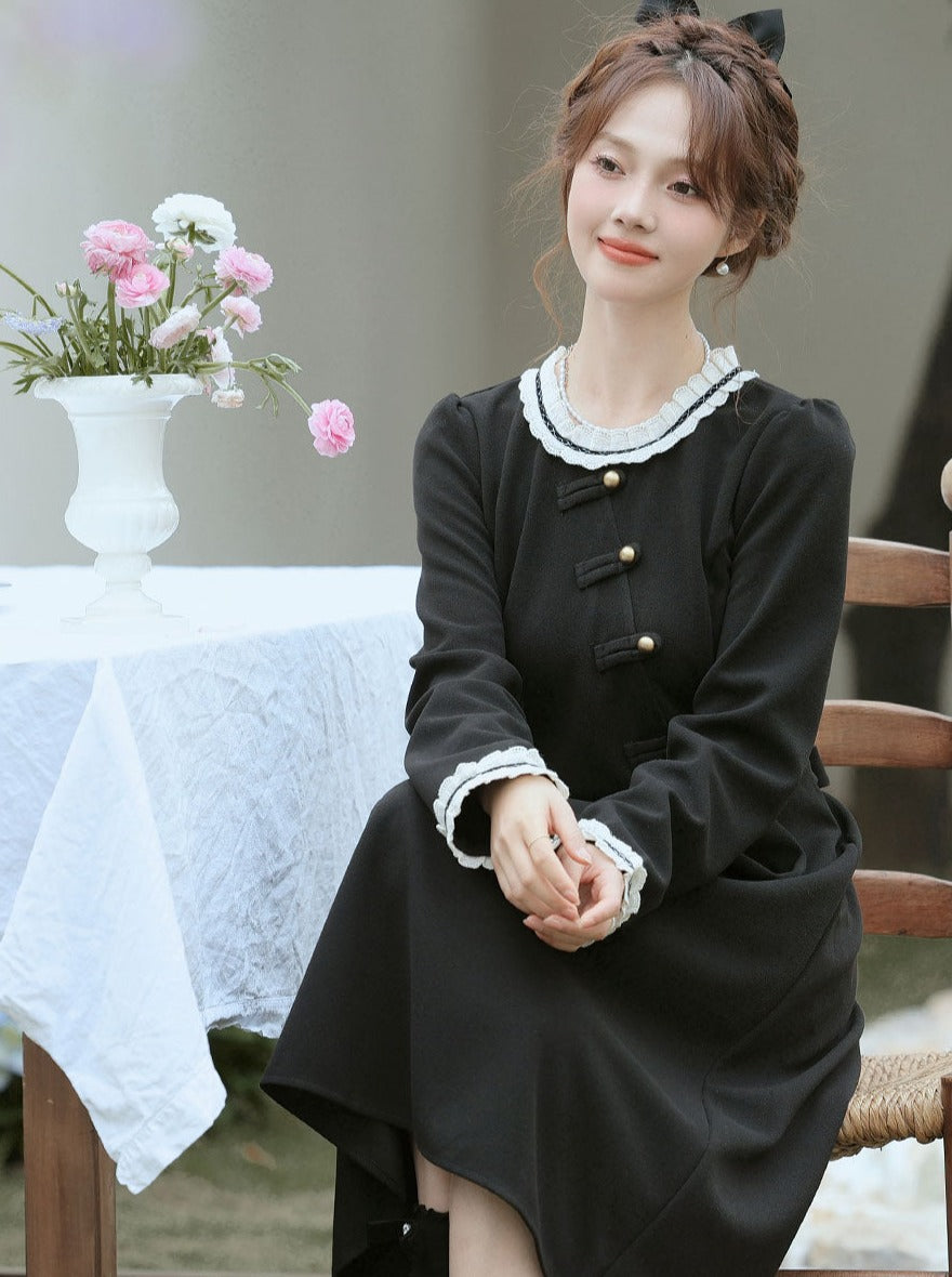 Robe rétro foncée en dentelle douce