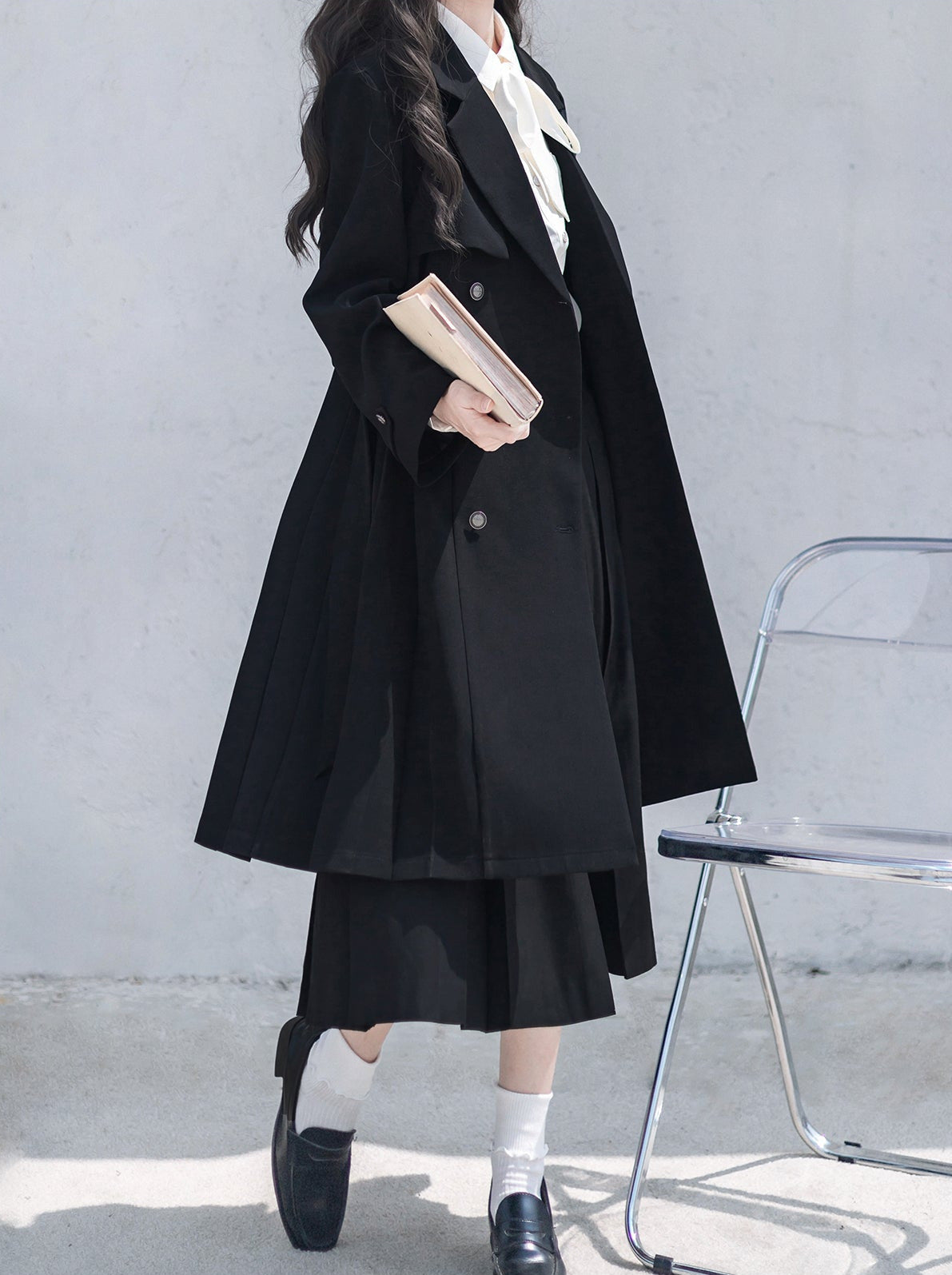 Trench-coat plissé en métal avec badge brodé en ruban noir et jupe chemise