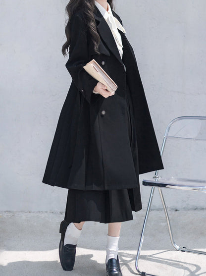 Trench-coat plissé en métal avec badge brodé en ruban noir et jupe chemise