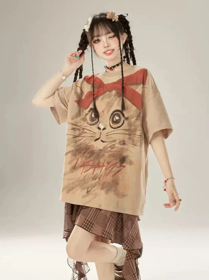 Übergroßes bemaltes T-Shirt mit großer Hand, Katze