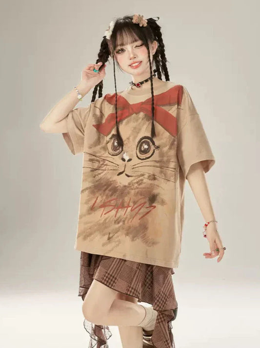 Übergroßes bemaltes T-Shirt mit großer Hand, Katze