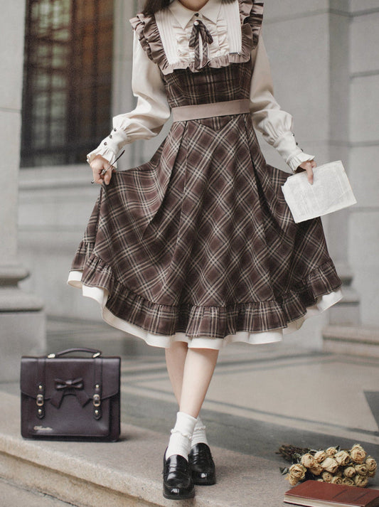 Robe rétro sans manches avec volume perlé et ceinture superposée, manteau à carreaux classique et accessoire en ruban marron