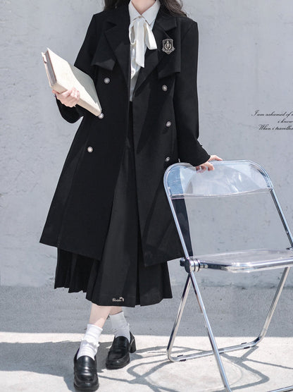 Trench-coat plissé en métal avec badge brodé en ruban noir et jupe chemise