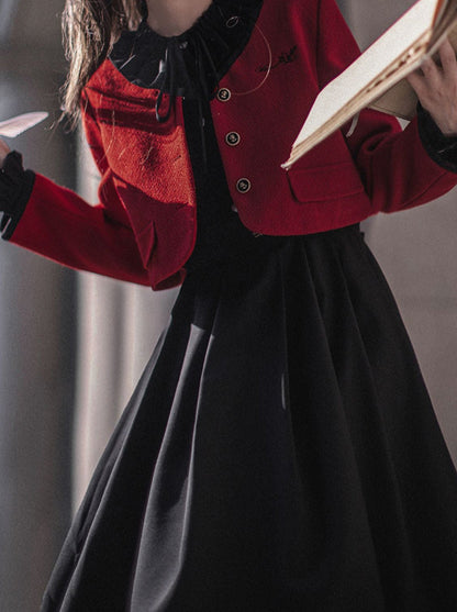 Veste lanterne rouge, manches de costume élégantes, volants, cravate, robe courte noire, ruban, rétro