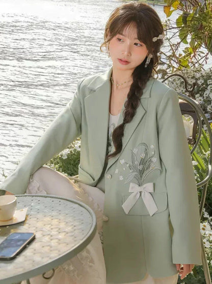 Costume vert menthe à bretelles + veste fleurie et robe à volants en ruban