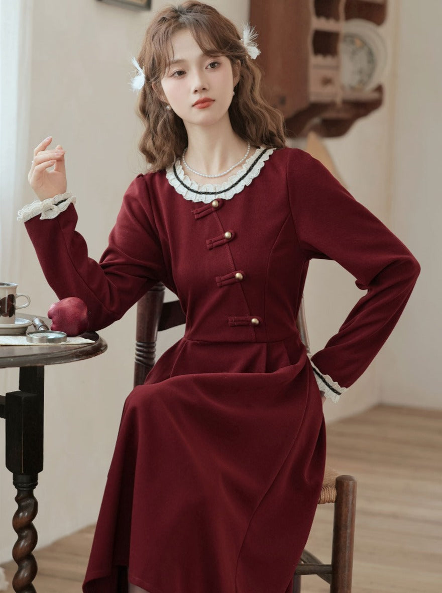 Robe rétro foncée en dentelle douce