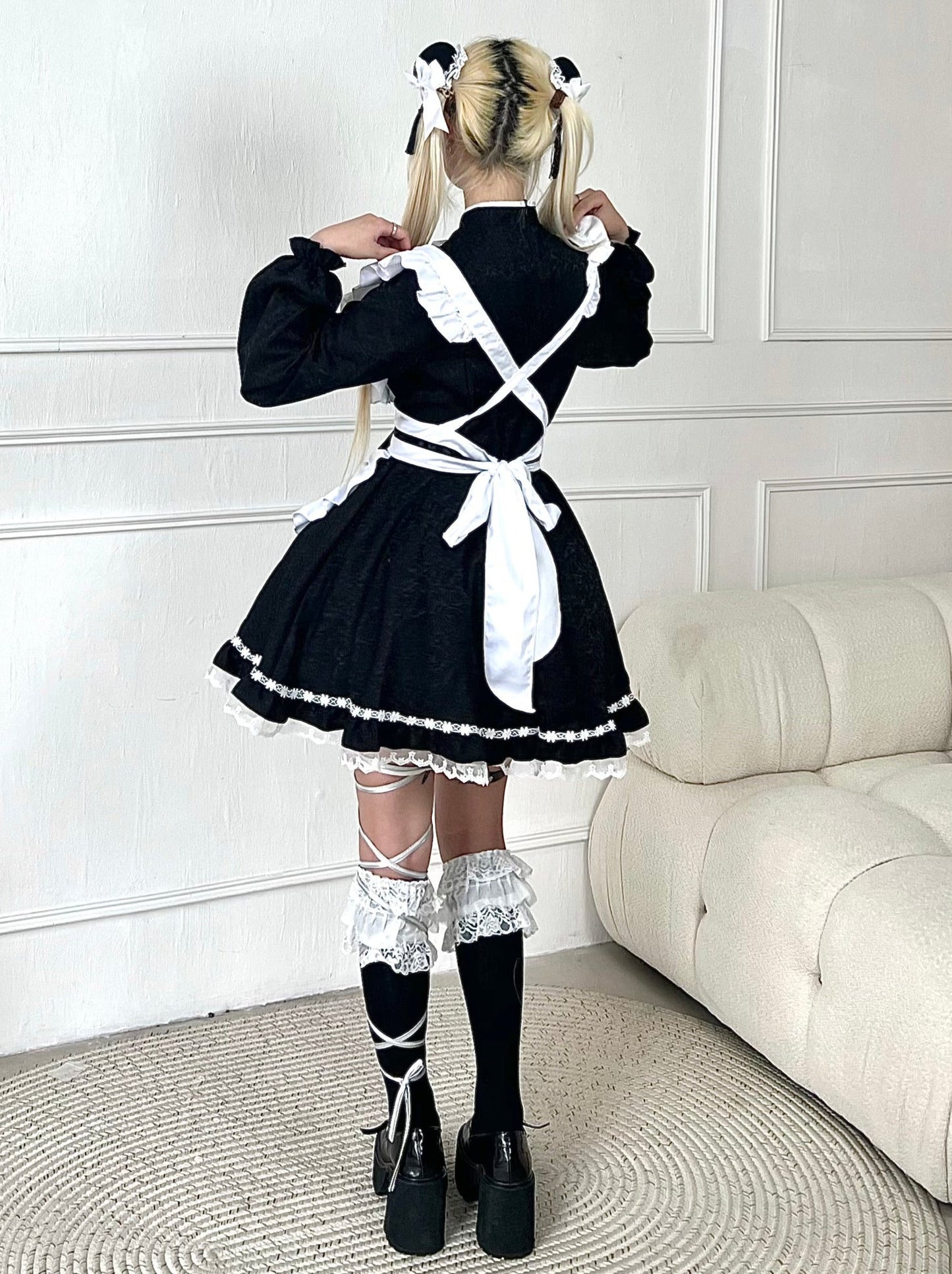 Ensemble de servante chinoise avec manches à ruban noir, tablier, manches et robe longue et courte, blanc