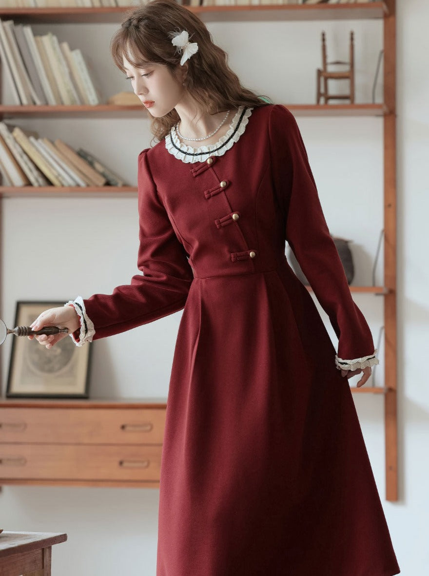 Robe rétro foncée en dentelle douce