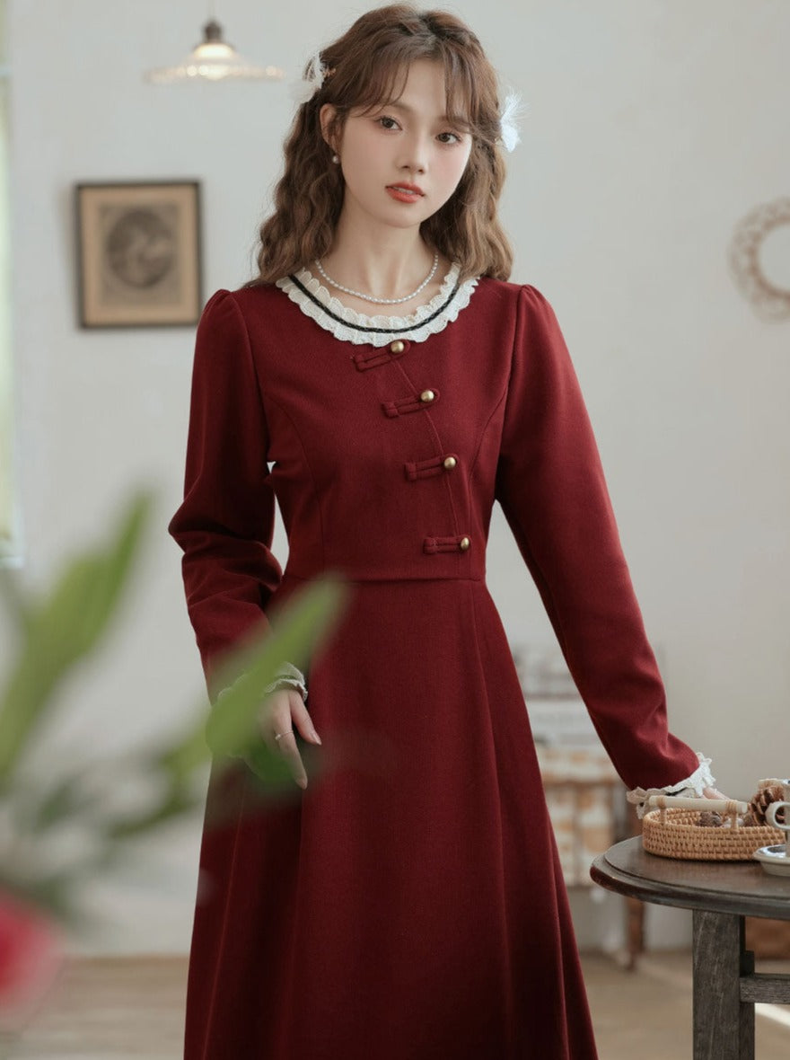 Robe rétro foncée en dentelle douce