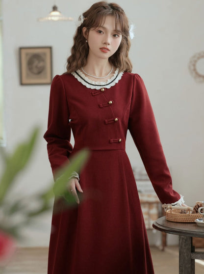 Robe rétro foncée en dentelle douce