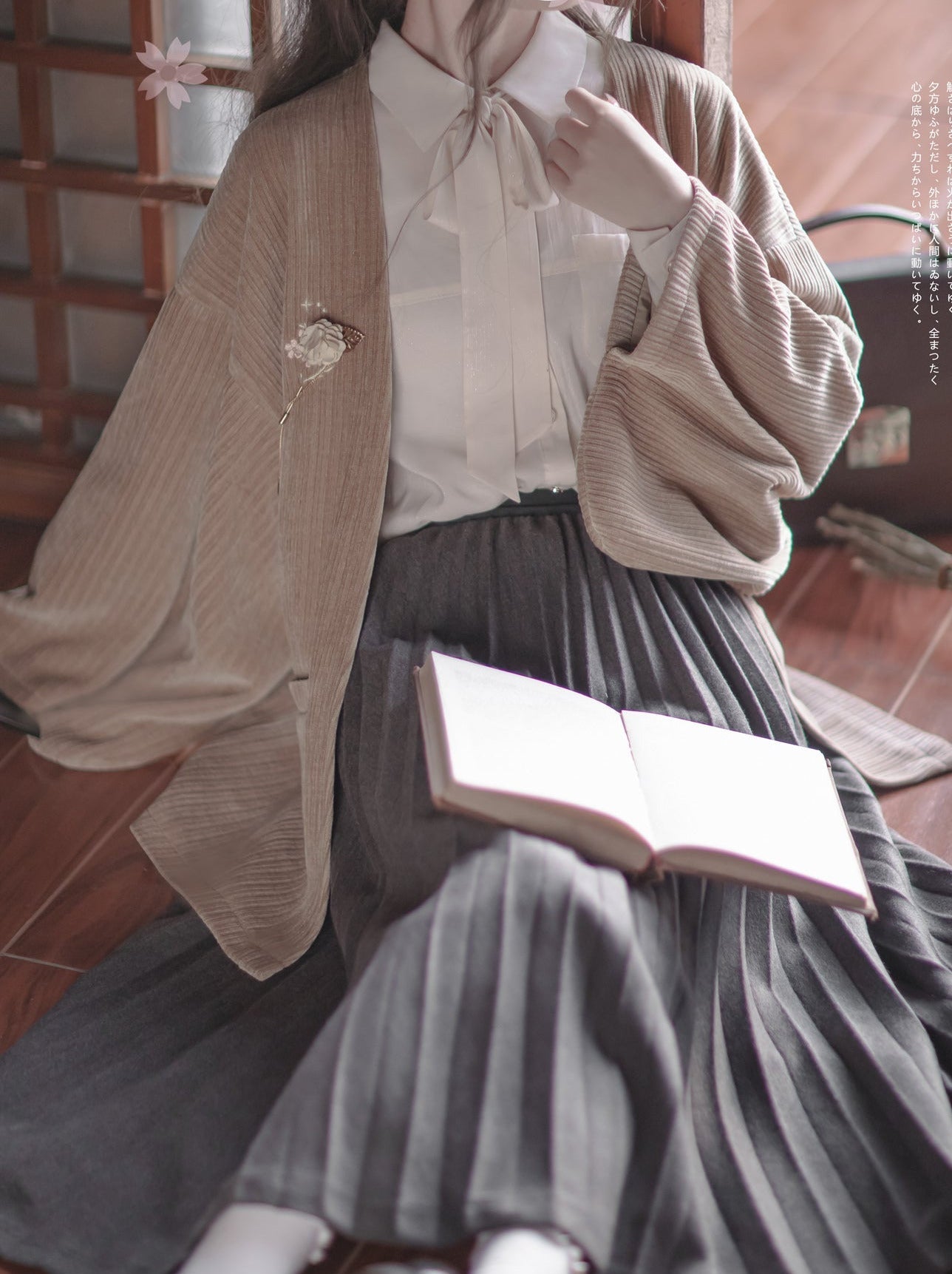 Veste Showa grise cerise foncée à ruban, jupe plume + note, chemise en mousseline de soie à broche rétro à carreaux + jupe