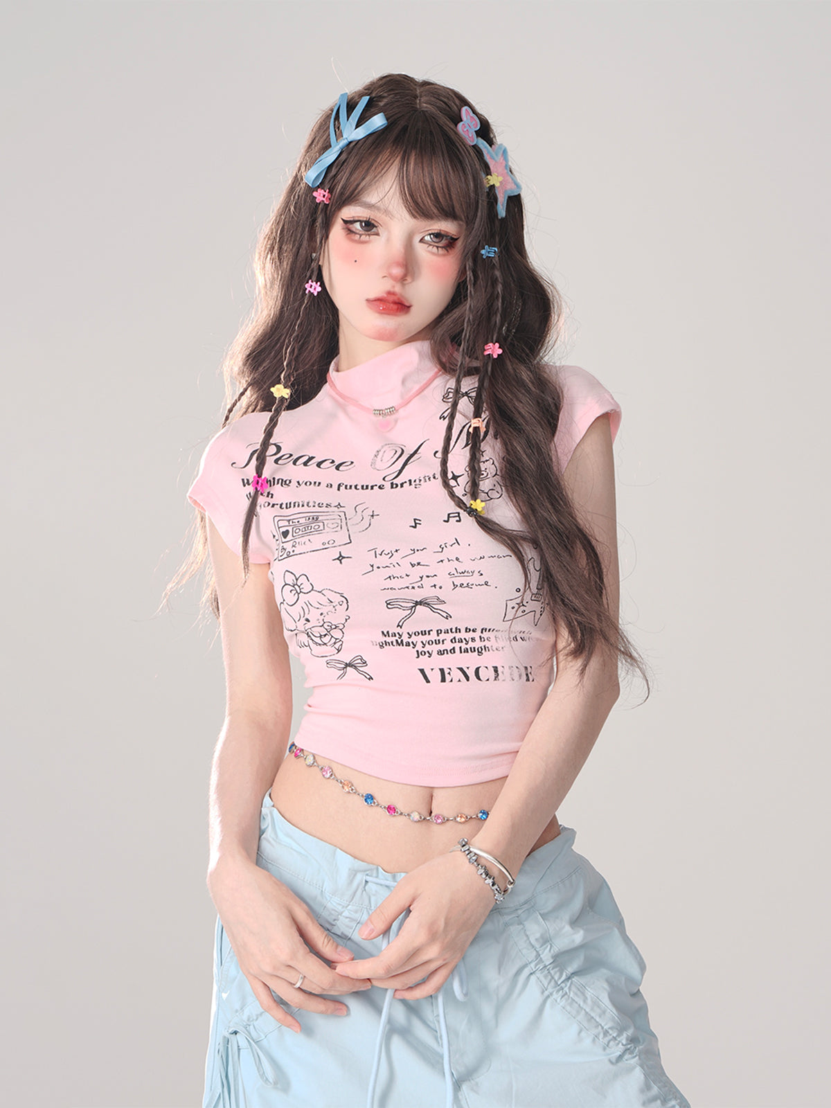 Weißes kurzes T-Shirt mit Schleife im Hintergrund Pink Pure