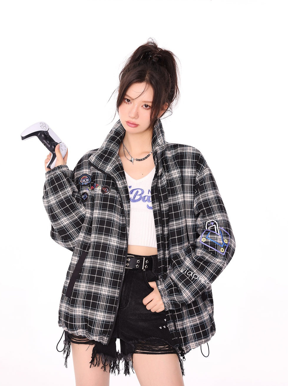 Oberbekleidung mit Karo-Wappen und hohem Halsausschnitt