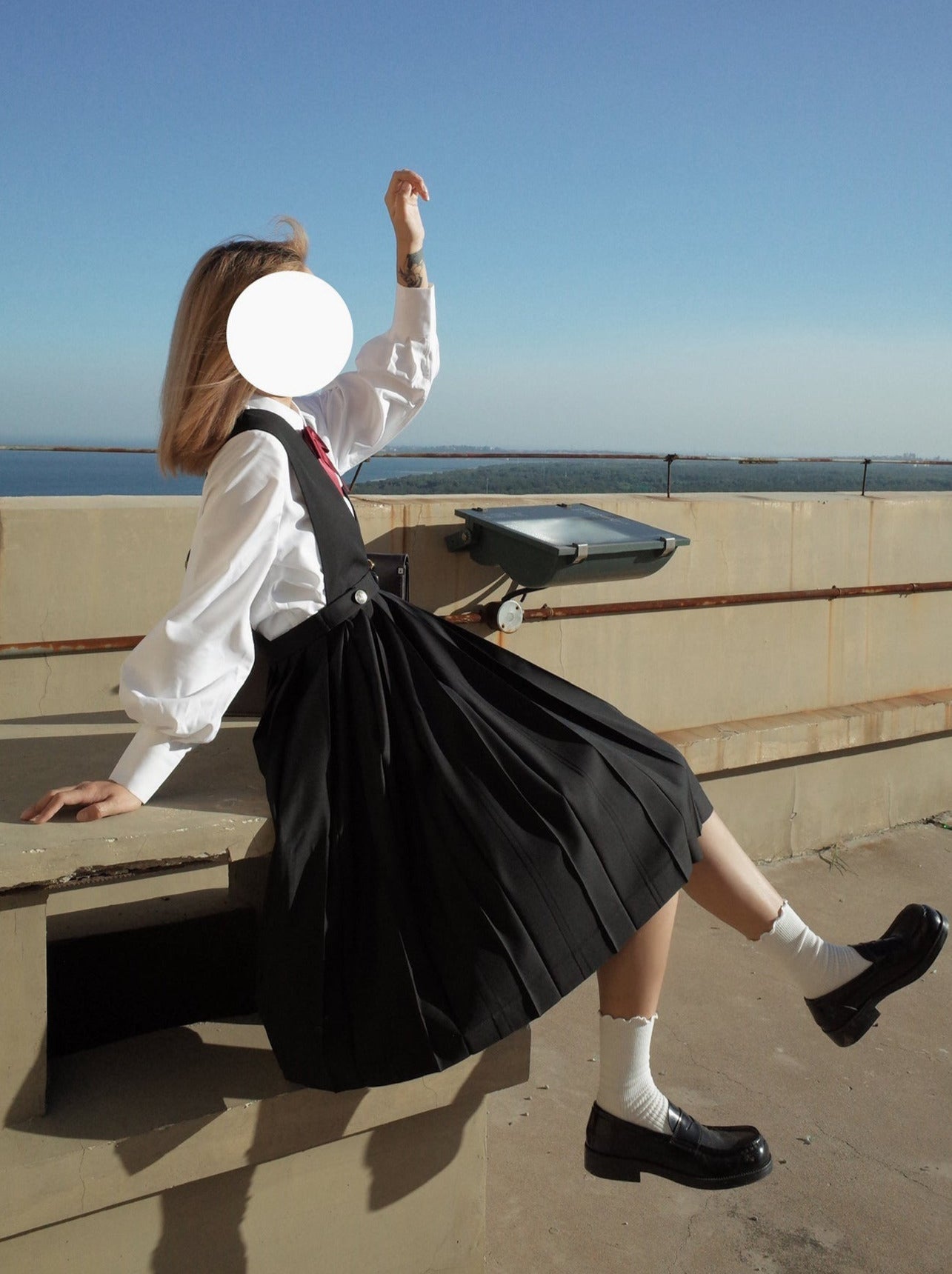 Hemdjacke Weißes Kleid Schwarzes Prinzessinnen-Kurzkleid Plissee-Stil College V-Ausschnitt