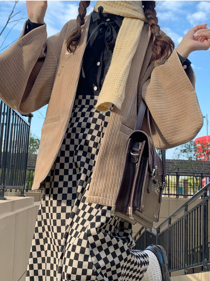 Veste Showa grise cerise foncée à ruban, jupe plume + note, chemise en mousseline de soie à broche rétro à carreaux + jupe