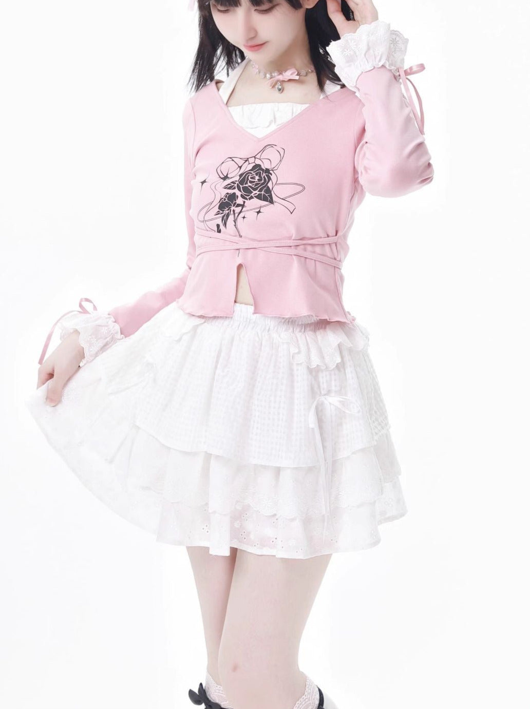 Ensemble haut en dentelle blanc et jupe fleurie rose