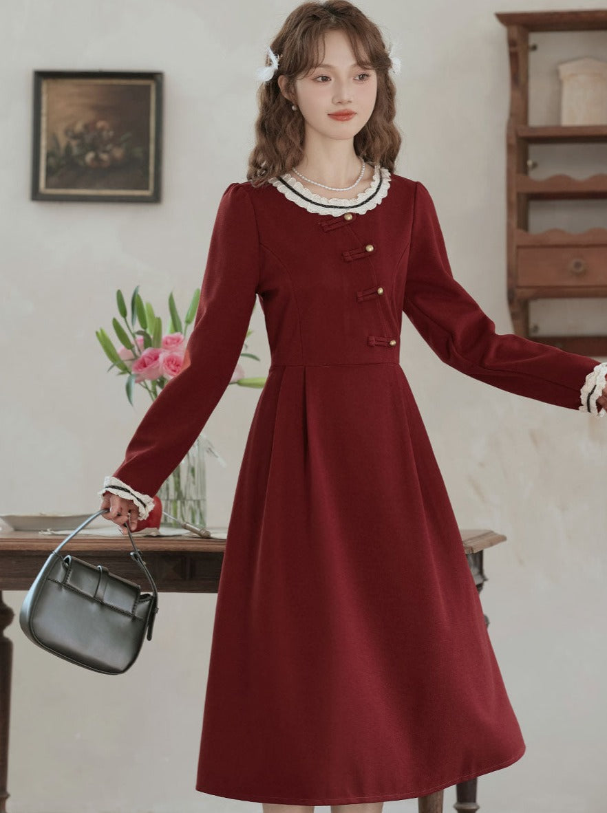 Robe rétro foncée en dentelle douce