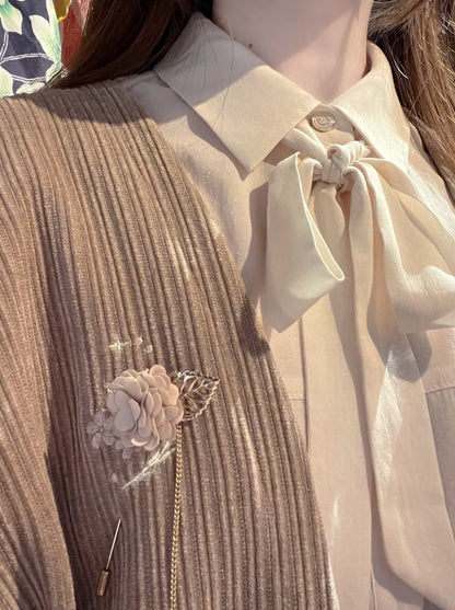 Veste Showa grise cerise foncée à ruban, jupe plume + note, chemise en mousseline de soie à broche rétro à carreaux + jupe