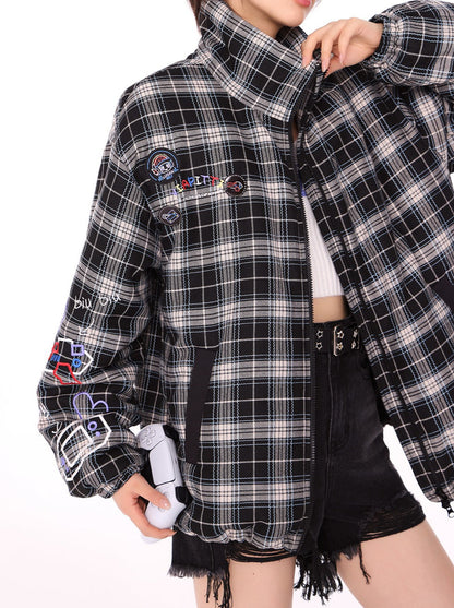 Oberbekleidung mit Karo-Wappen und hohem Halsausschnitt