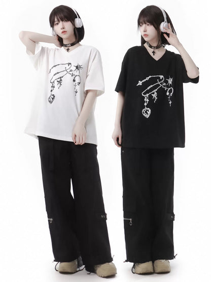 Schwarzes T-Shirt mit V-Ausschnitt und weißem Edelstein