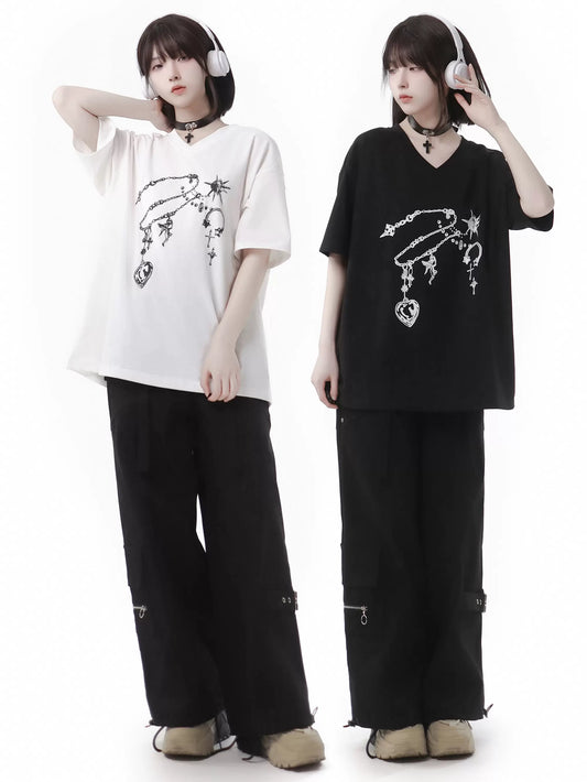 Schwarzes T-Shirt mit V-Ausschnitt und weißem Edelstein