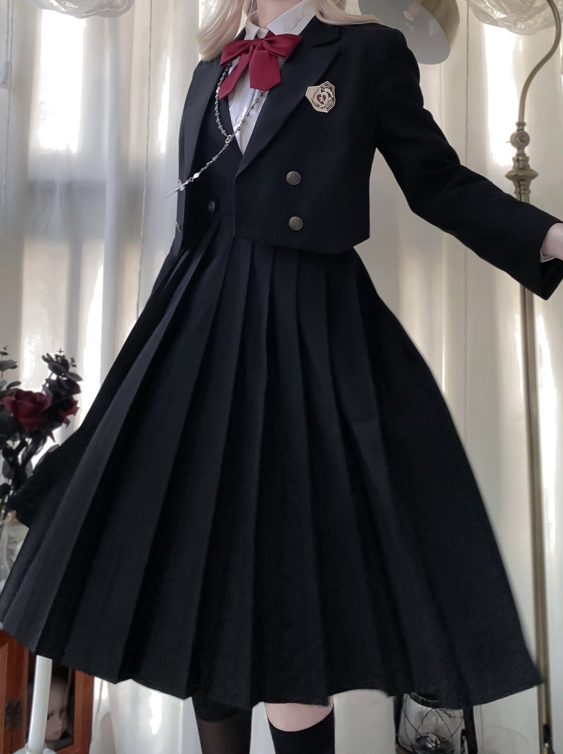 Hemdjacke Weißes Kleid Schwarzes Prinzessinnen-Kurzkleid Plissee-Stil College V-Ausschnitt