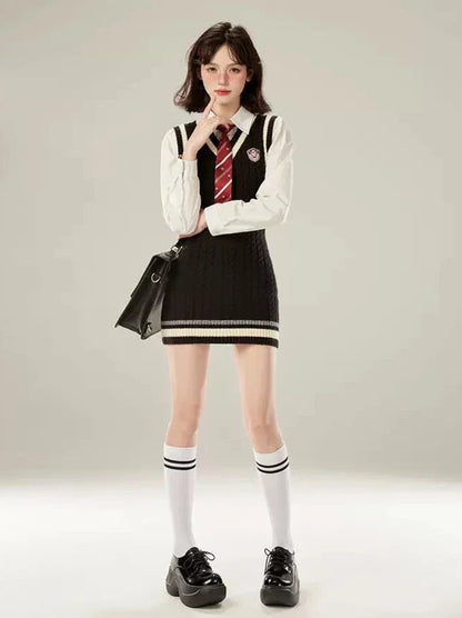 Robe style tricot + cravate universitaire, gilet blanc, chemise à col en V