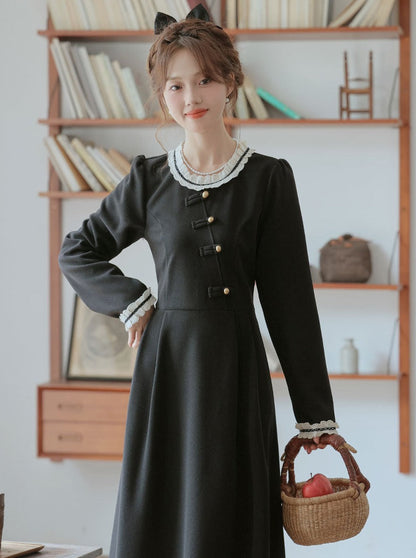 Robe rétro foncée en dentelle douce