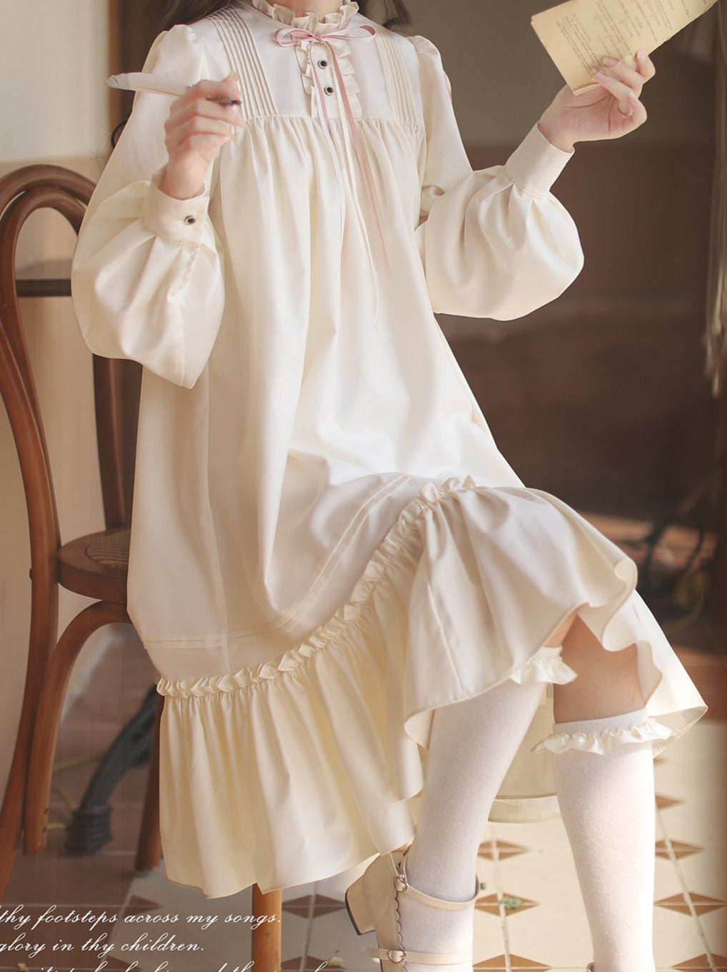 Manteau Lolita à col poupée + badge robe à volants blanc cassé + rose
